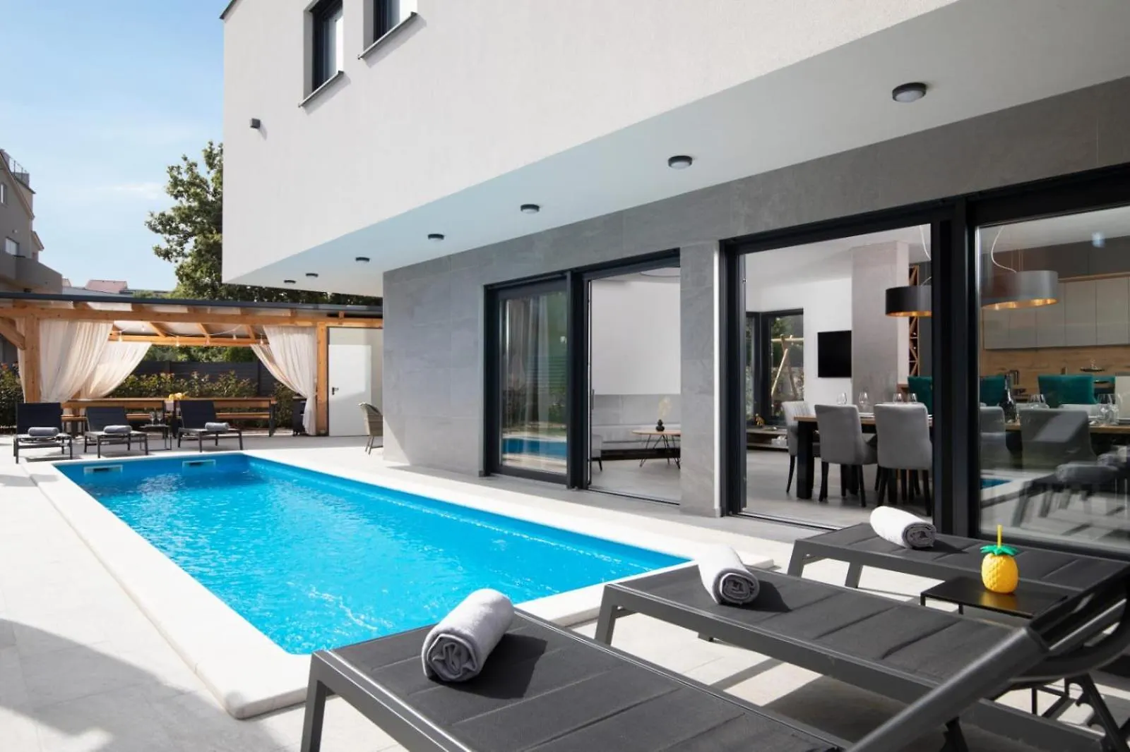 Villa Tiki In Medulin For 16 Person With Heated Pool & Spa Only 1 Km From The Beach