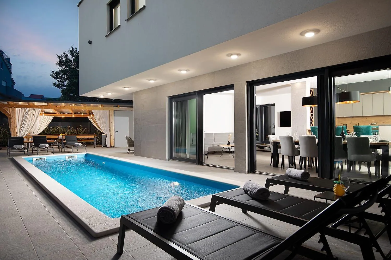 Villa Tiki In Medulin For 16 Person With Heated Pool & Spa Only 1 Km From The Beach Croatia