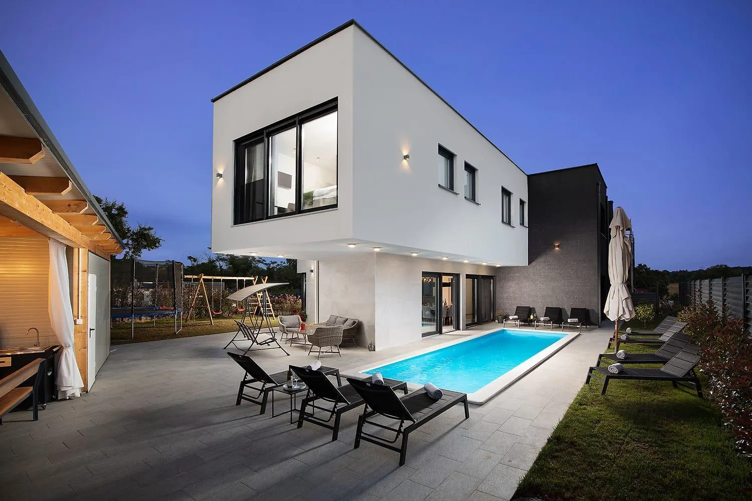 Villa Tiki In Medulin For 16 Person With Heated Pool & Spa Only 1 Km From The Beach